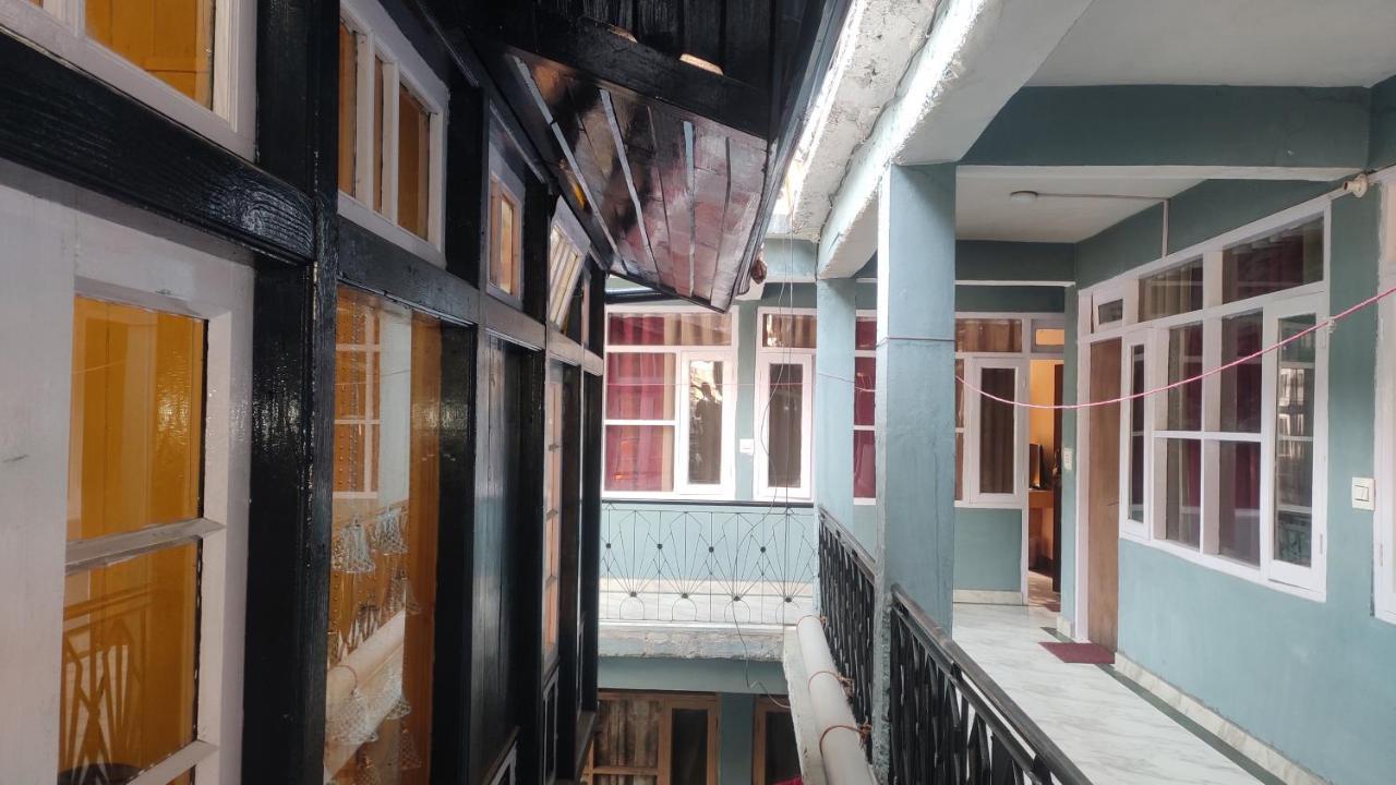 The Prasher Lodge Mall Road Manali Exterior photo
