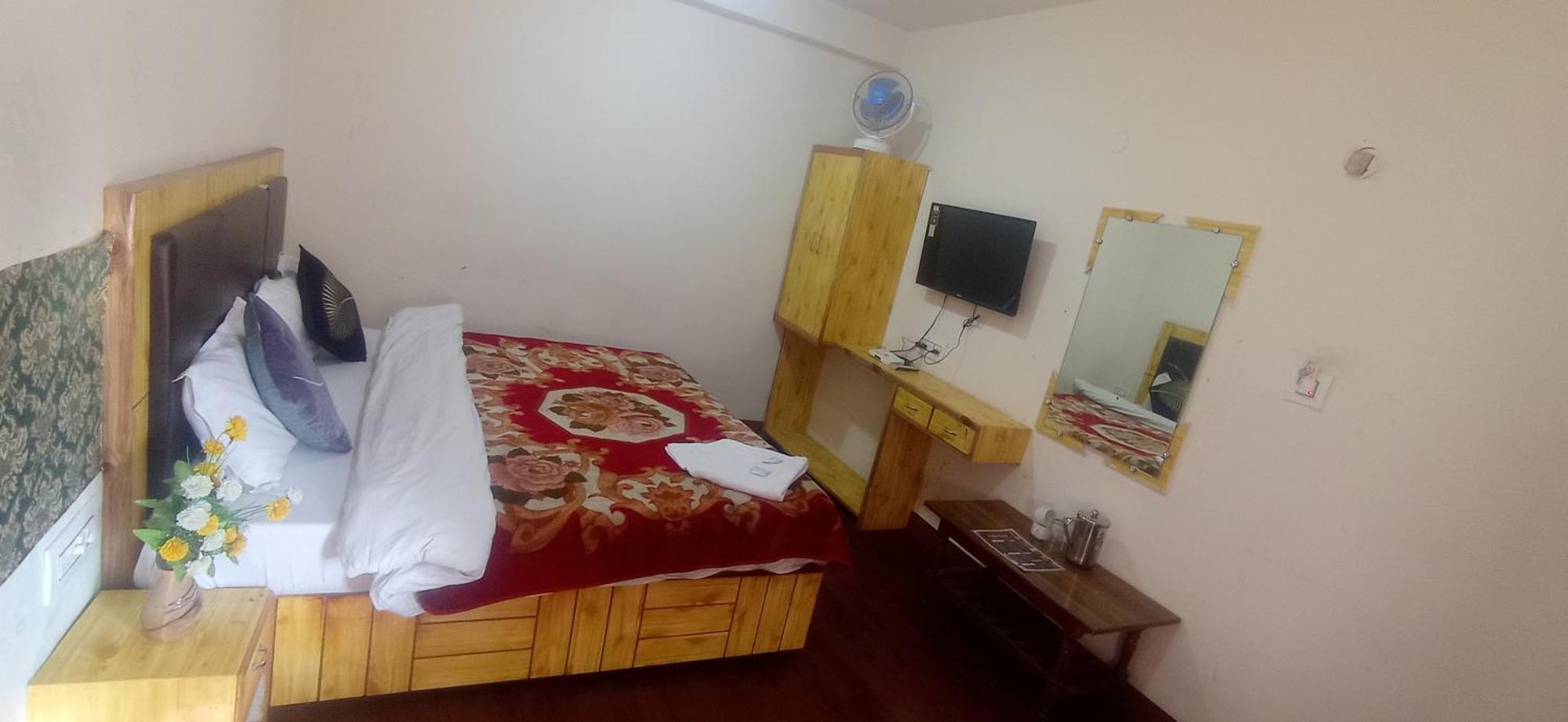 The Prasher Lodge Mall Road Manali Exterior photo