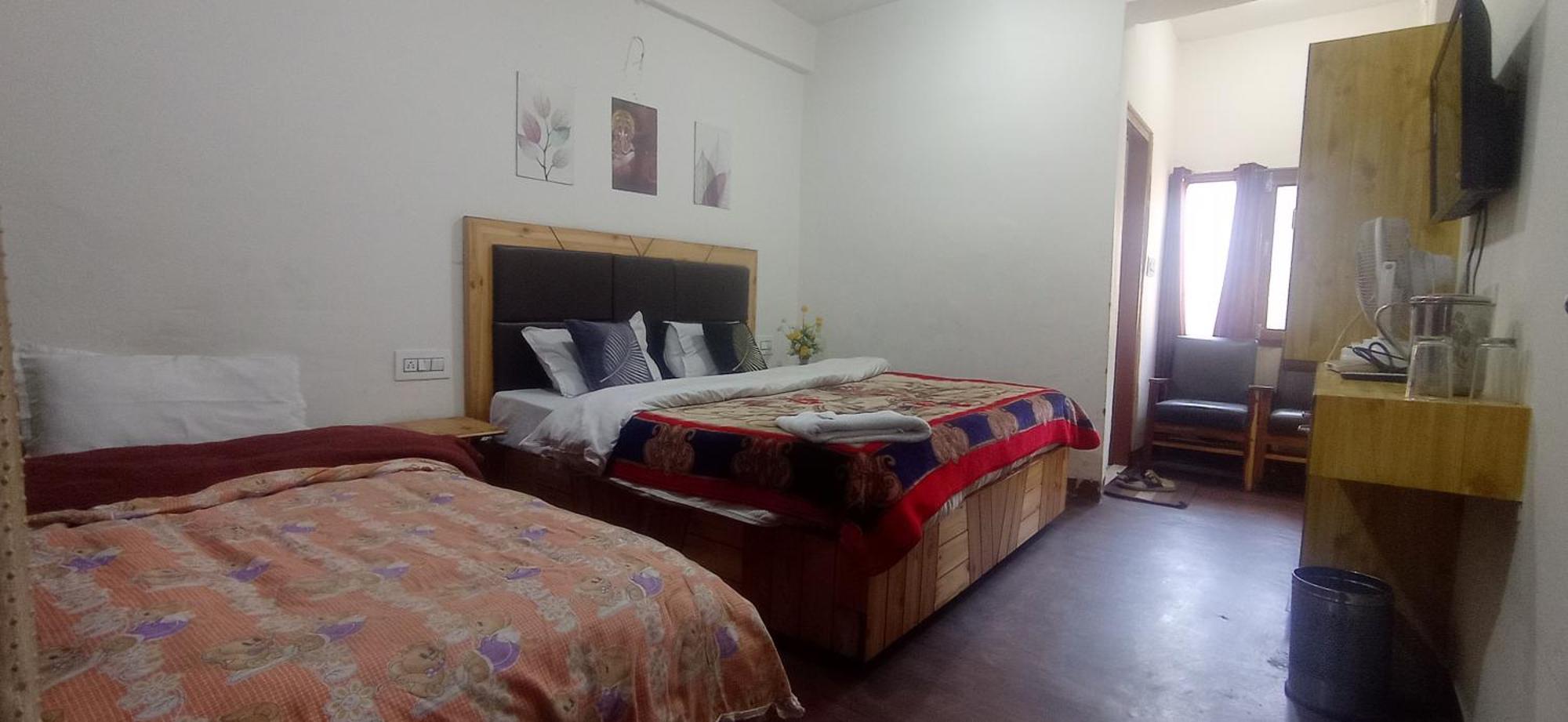 The Prasher Lodge Mall Road Manali Exterior photo