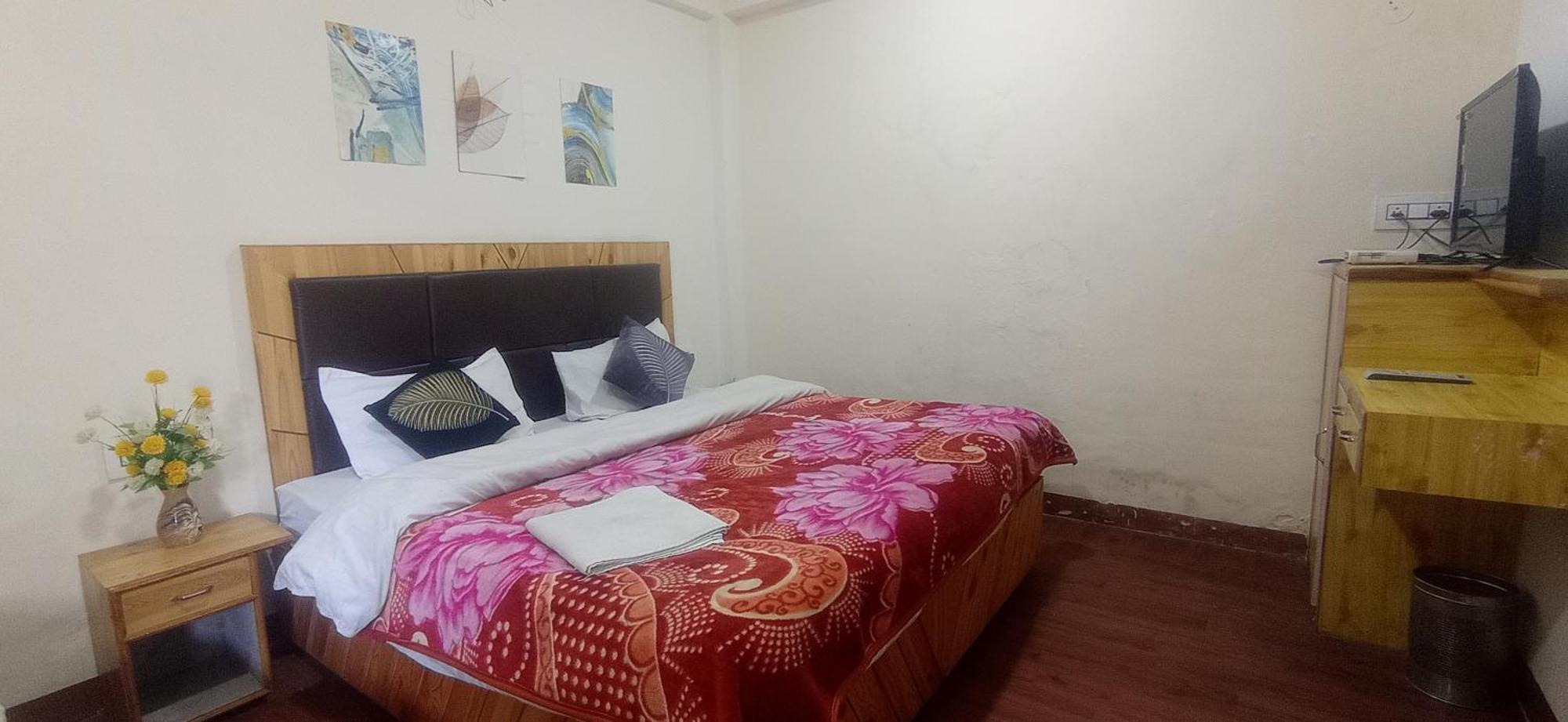 The Prasher Lodge Mall Road Manali Exterior photo
