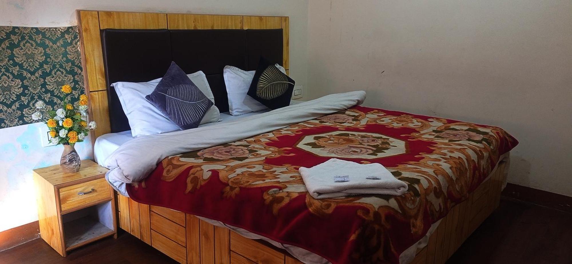 The Prasher Lodge Mall Road Manali Exterior photo