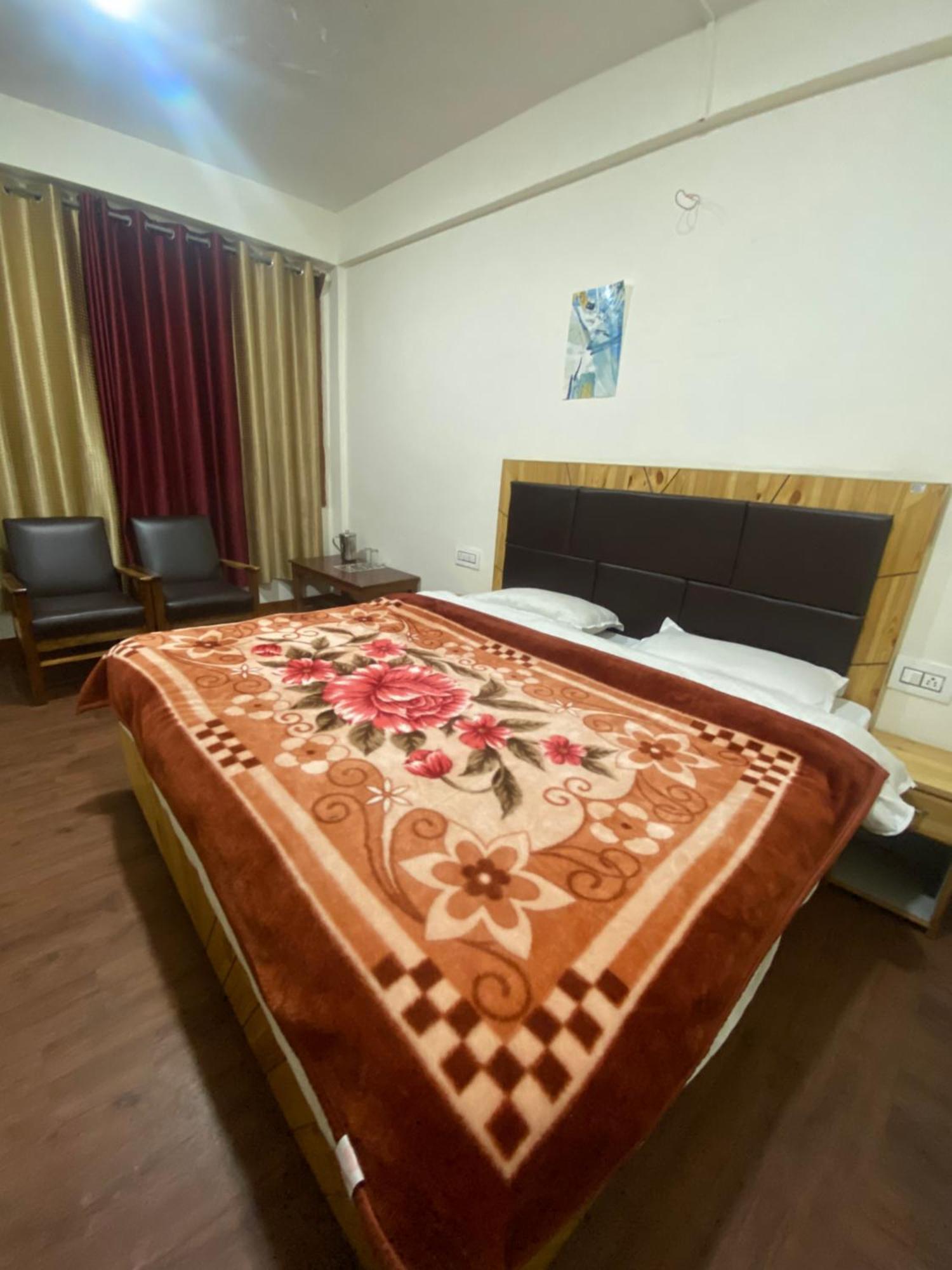 The Prasher Lodge Mall Road Manali Exterior photo