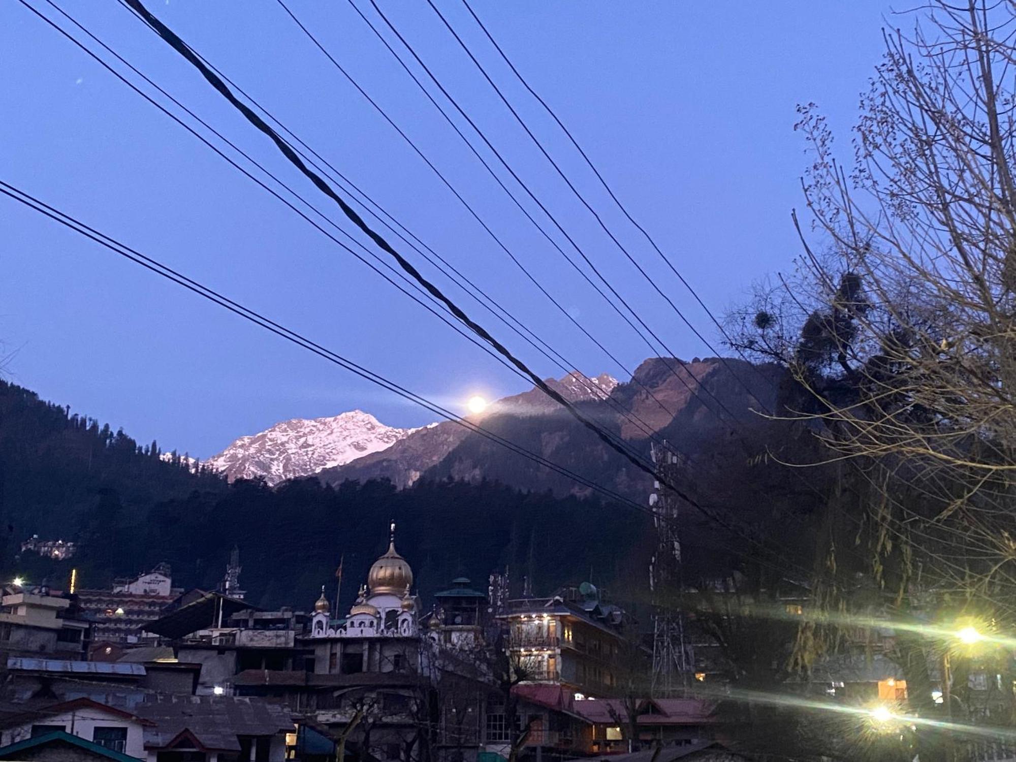 The Prasher Lodge Mall Road Manali Exterior photo
