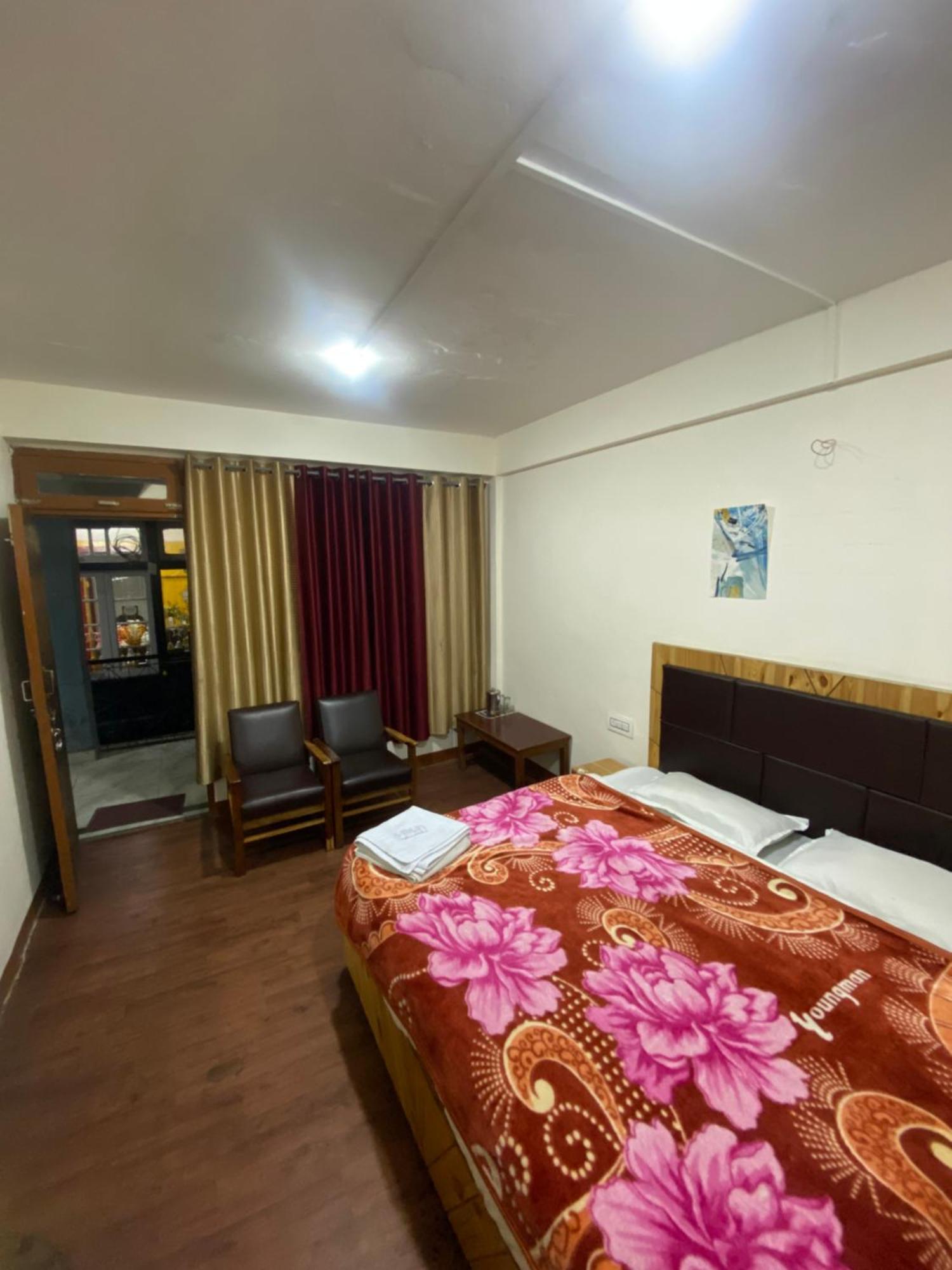 The Prasher Lodge Mall Road Manali Exterior photo