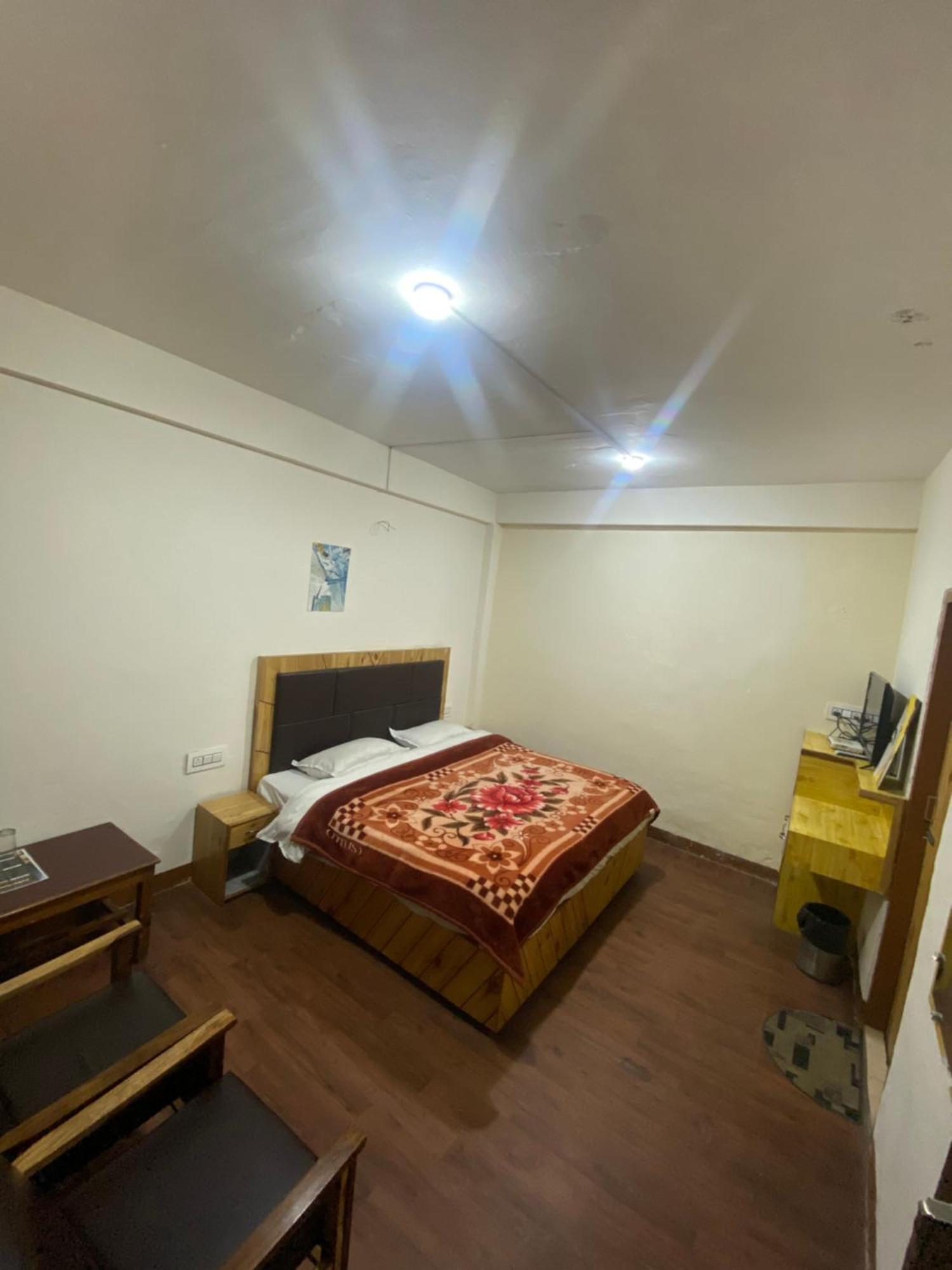 The Prasher Lodge Mall Road Manali Exterior photo