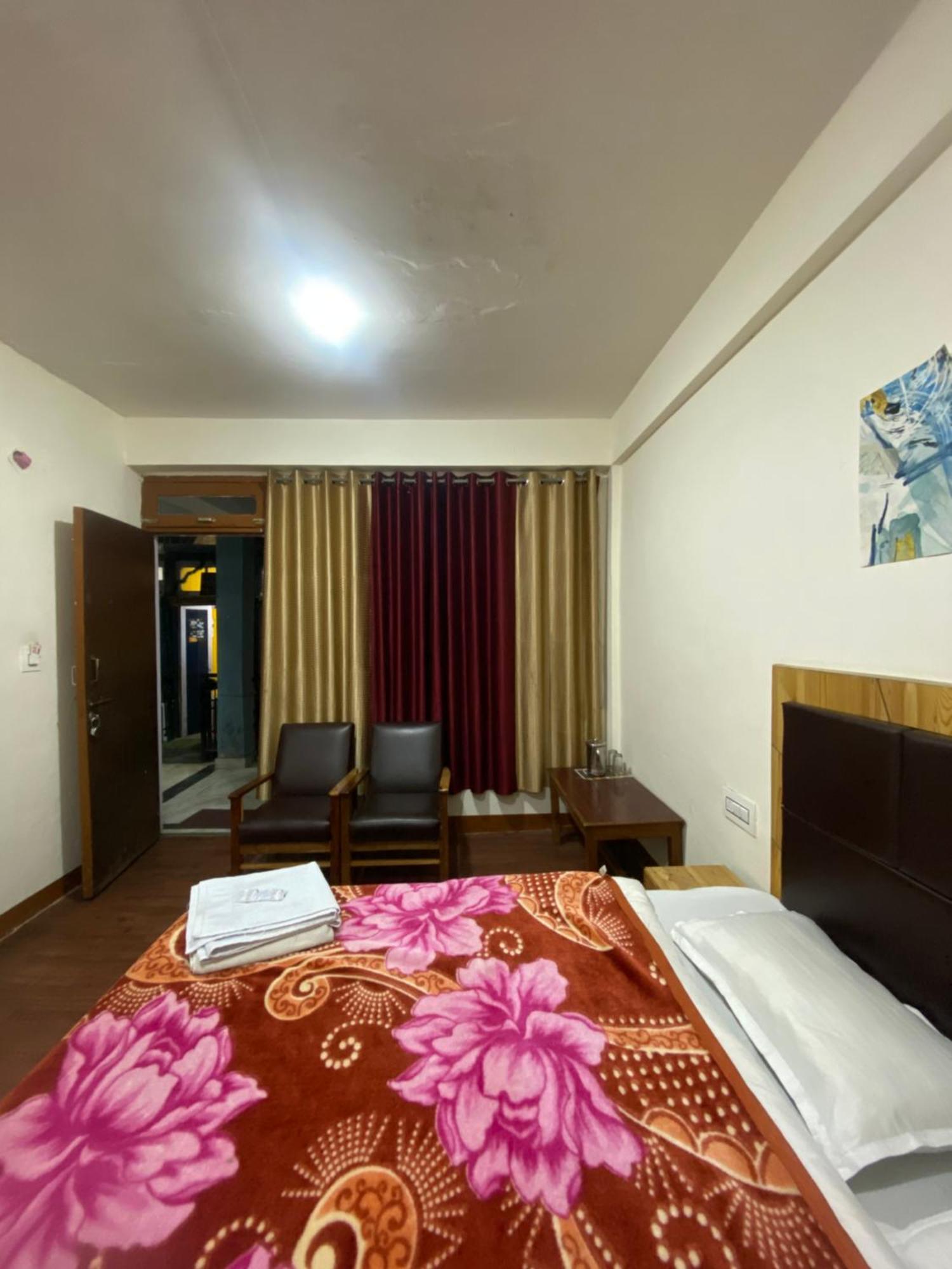The Prasher Lodge Mall Road Manali Exterior photo