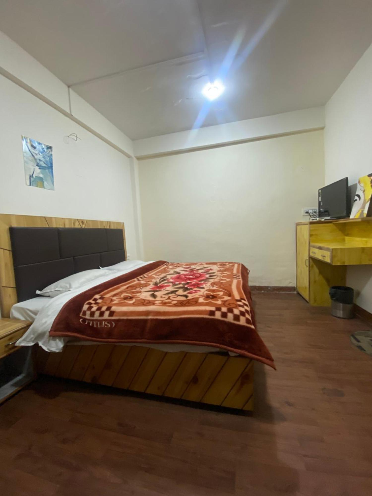 The Prasher Lodge Mall Road Manali Exterior photo