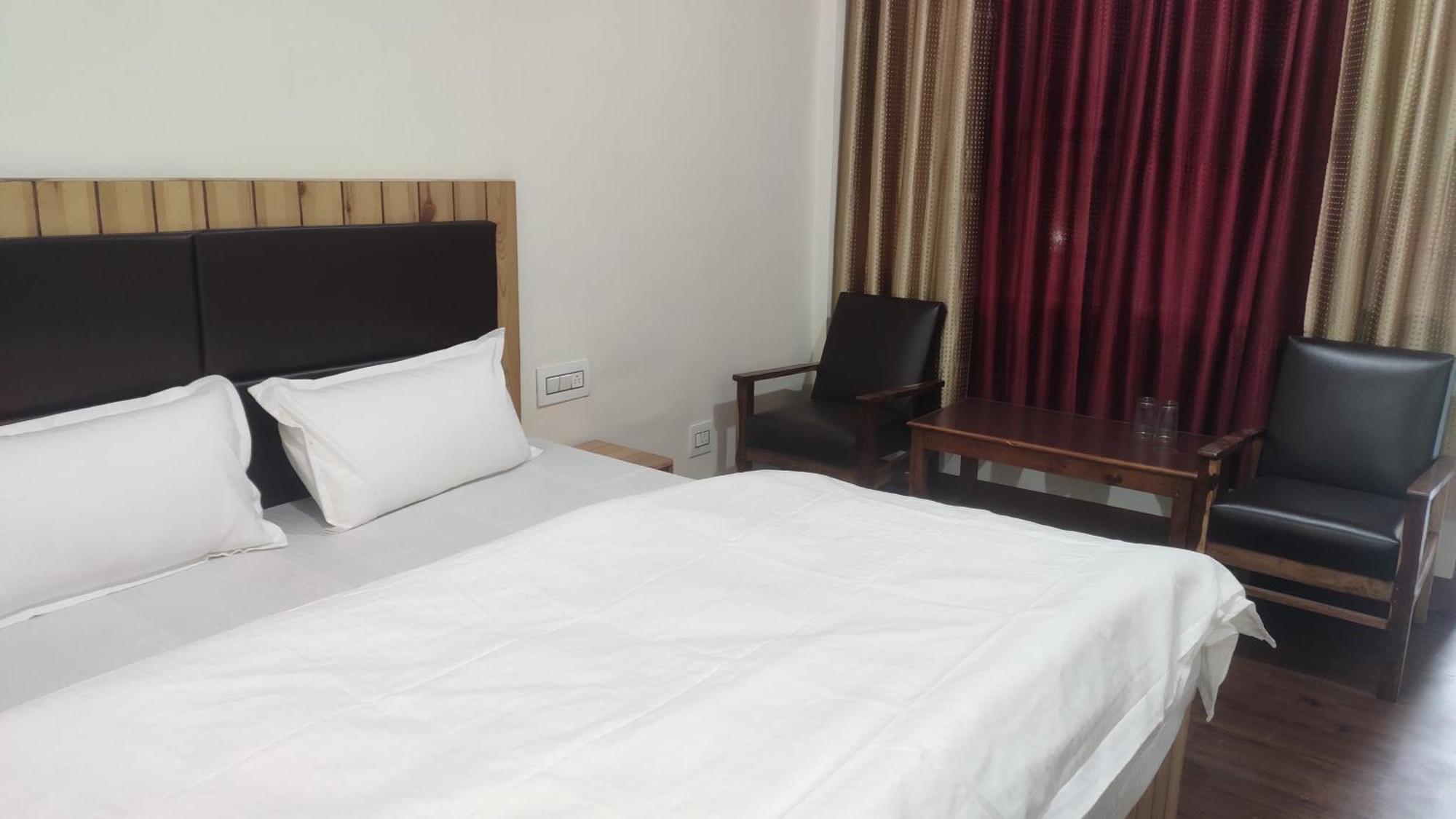 The Prasher Lodge Mall Road Manali Exterior photo