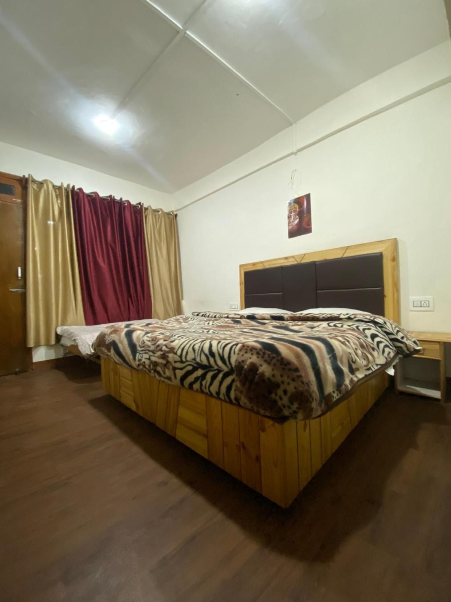 The Prasher Lodge Mall Road Manali Exterior photo